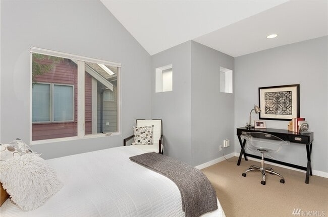 Building Photo - Stunning Townhome in the heart of Columbia City