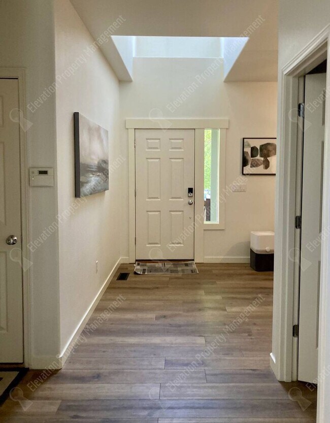 Building Photo - *Unfurnished* Beautifully updated 3 BR on ...