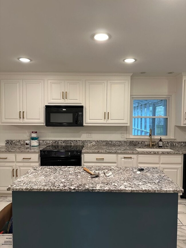 Building Photo - Large Home on the Eastside on a deadened street - Pre Lease