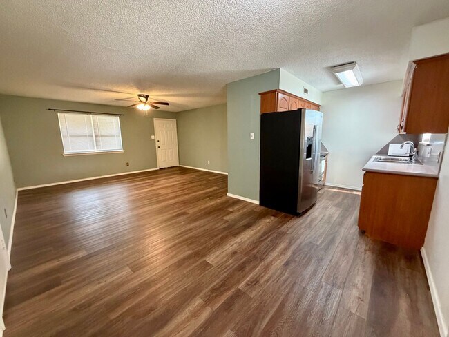 Building Photo - 904 Hillside Dr