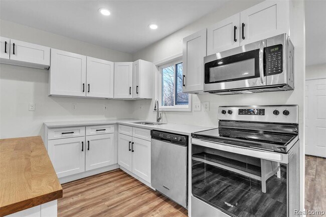 Building Photo - 8165 Leonard Dr