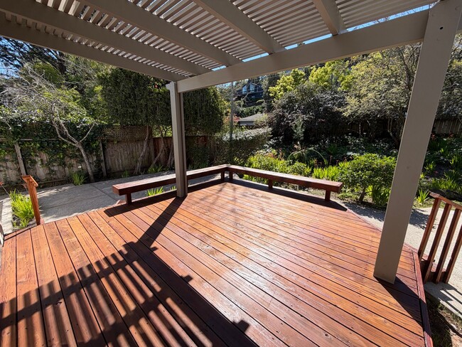 Building Photo - NIcely Updated Mill Valley 3x2 home with large yard, garage, HW floors, laundry