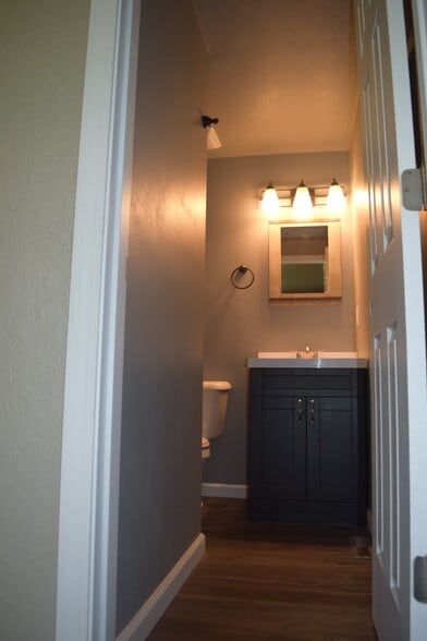 Half bath - 108 Wood Ct