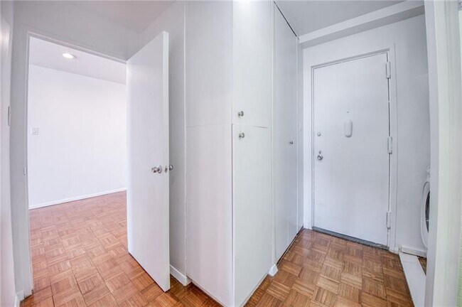 Building Photo - 320 Fort Duquesne Blvd