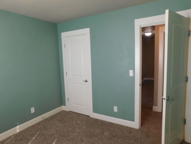 Building Photo - 4Bd/2.5Ba Two Story House - Available to View!