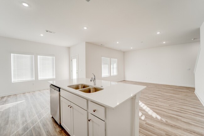 Building Photo - 139 S Maroon Ave