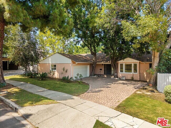 Building Photo - 9149 Hillsboro Dr