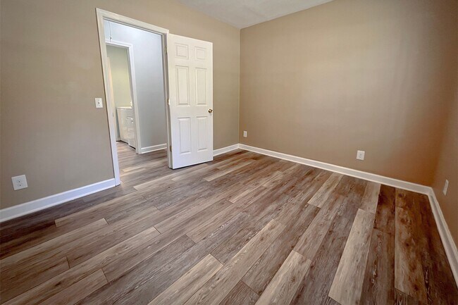 Building Photo - 4bd/2.5ba Brick Ranch Home in Kings Grant. NO STUDENTS/NO CATS
