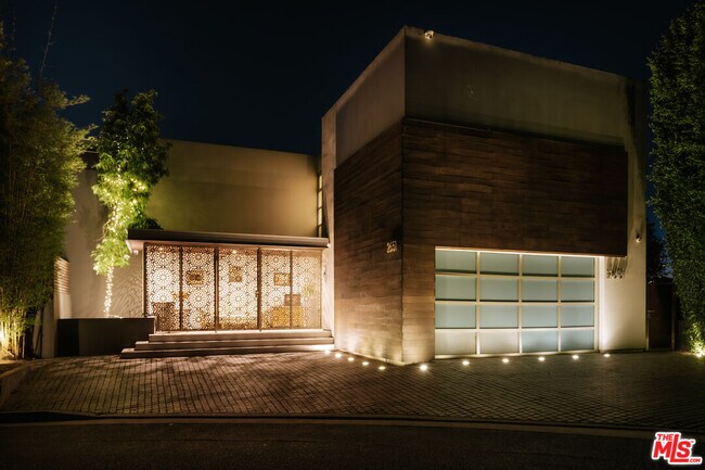 Building Photo - 2651 Nichols Canyon Rd