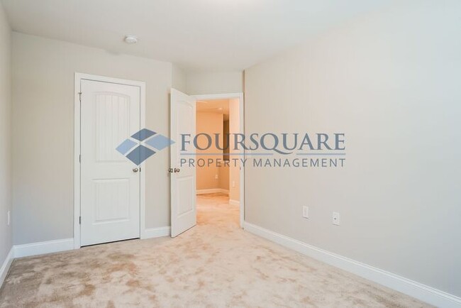 Building Photo - Townhome | Back Patio with Privacy Fence |...