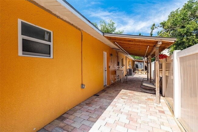 Building Photo - 1735 4th Ave E