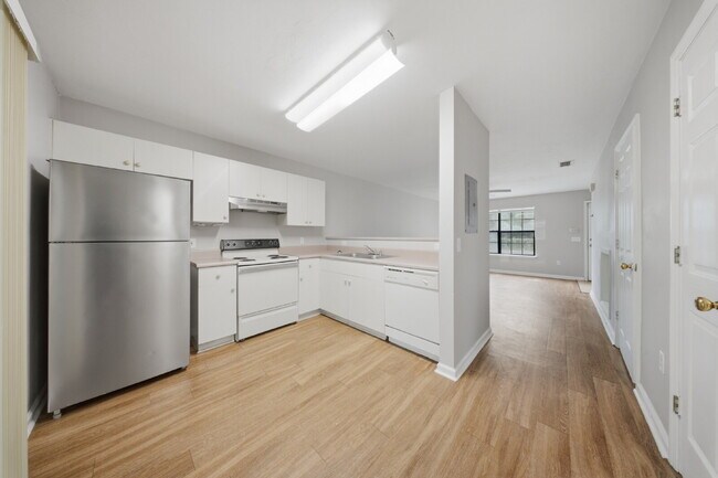 Building Photo - 2 bedroom x 2.5 bathroom! Great Location and Price! Guest Bathroom!