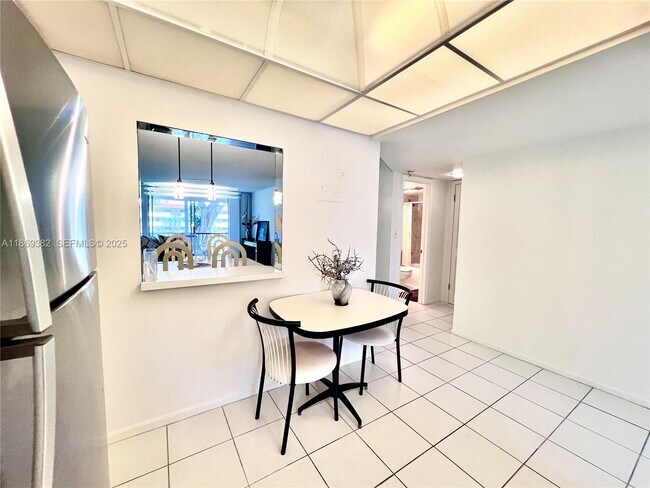 Building Photo - 671 S Hollybrook Dr