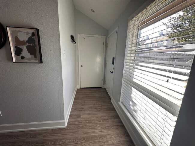 Building Photo - 13821 Hollowgreen Dr