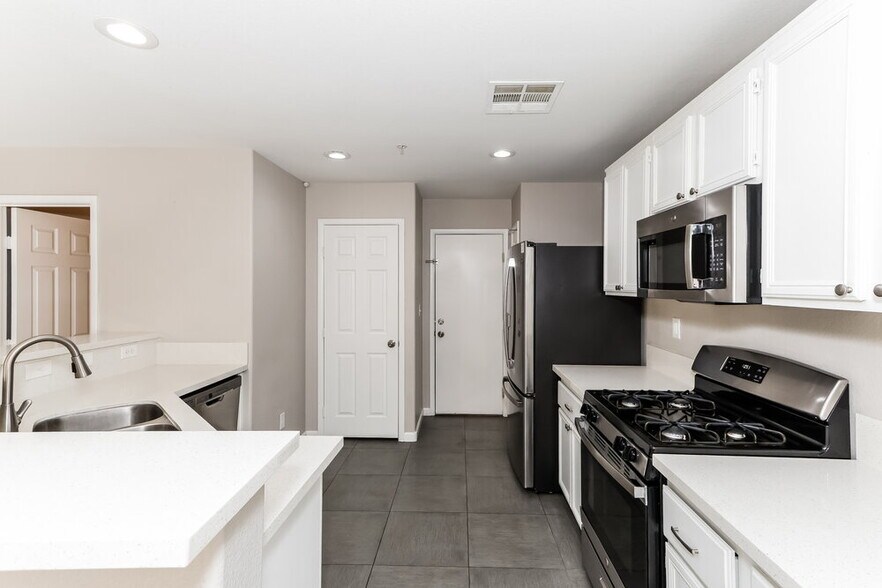 Building Photo - 151 Desert Pond Ave