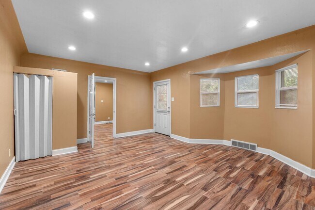 Building Photo - Newly Renovated 4-Bedroom Home | Riverview...