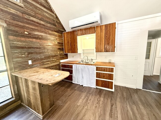 Building Photo - 535 Woodlawn Dr