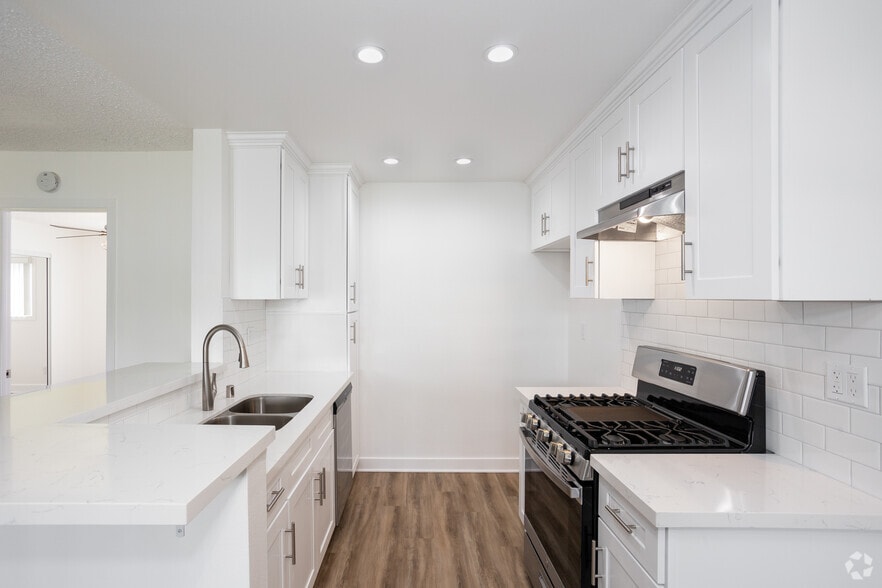 1BR, 1BA - 810SF - Kitchen - The Springs