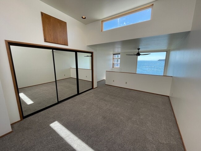 Building Photo - 2305 Skyline Way