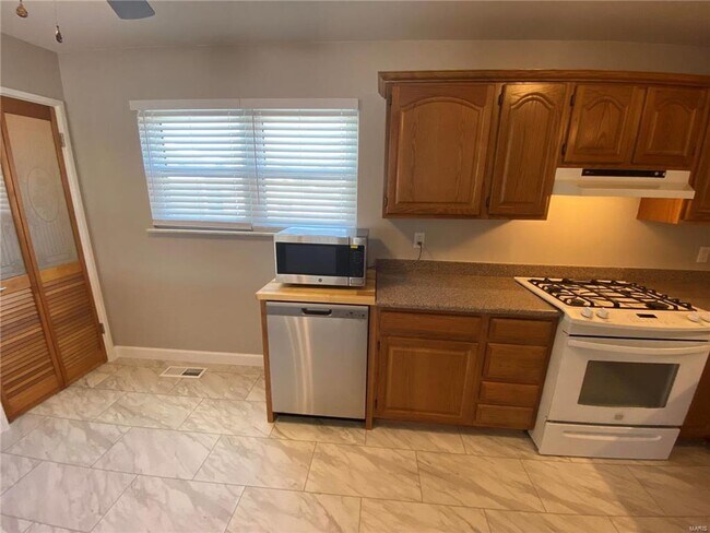 Building Photo - 9511 Antigo Dr