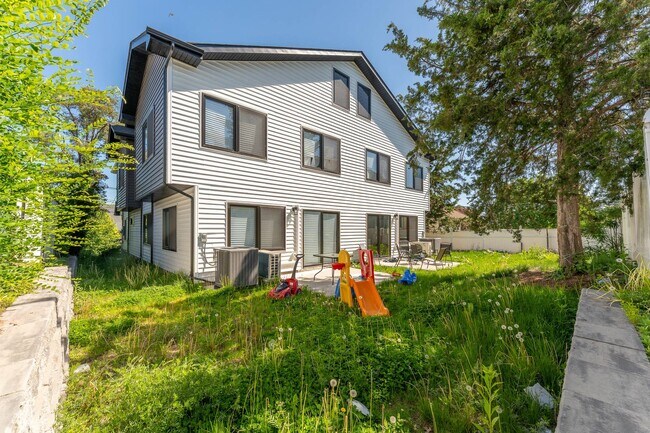 Building Photo - 512 Knopf St