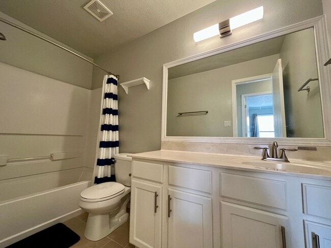 Building Photo - Large 3 Bedroom 2.5 Bathroom Located In Th...