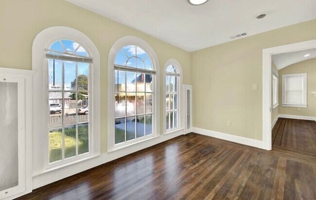 Building Photo - Beautifully Updated 3 Bed 2 Bath House in ...