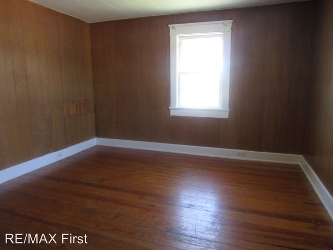 Building Photo - 2 br, 1 bath House - 303 N. Houston St.