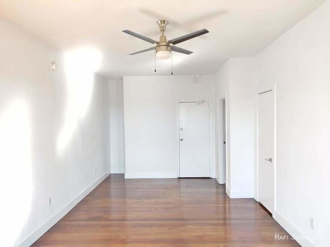 Building Photo - bedroom in Los Angeles CA 90038