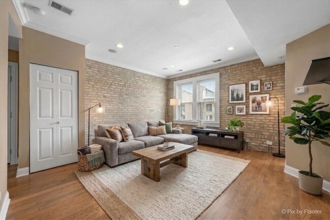 Building Photo - 6146 N Ravenswood Ave