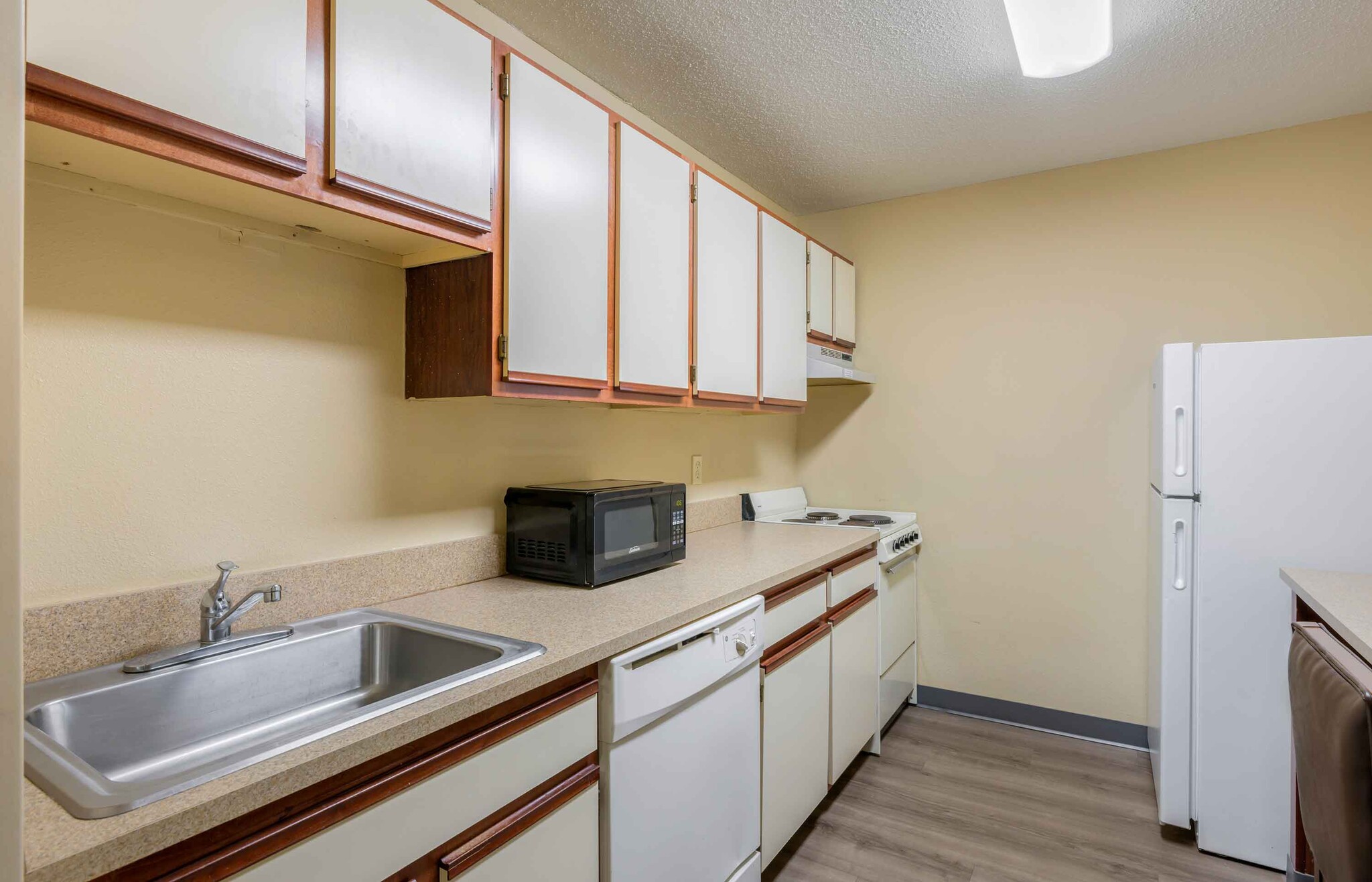 Building Photo - Furnished Studio-Omaha - West