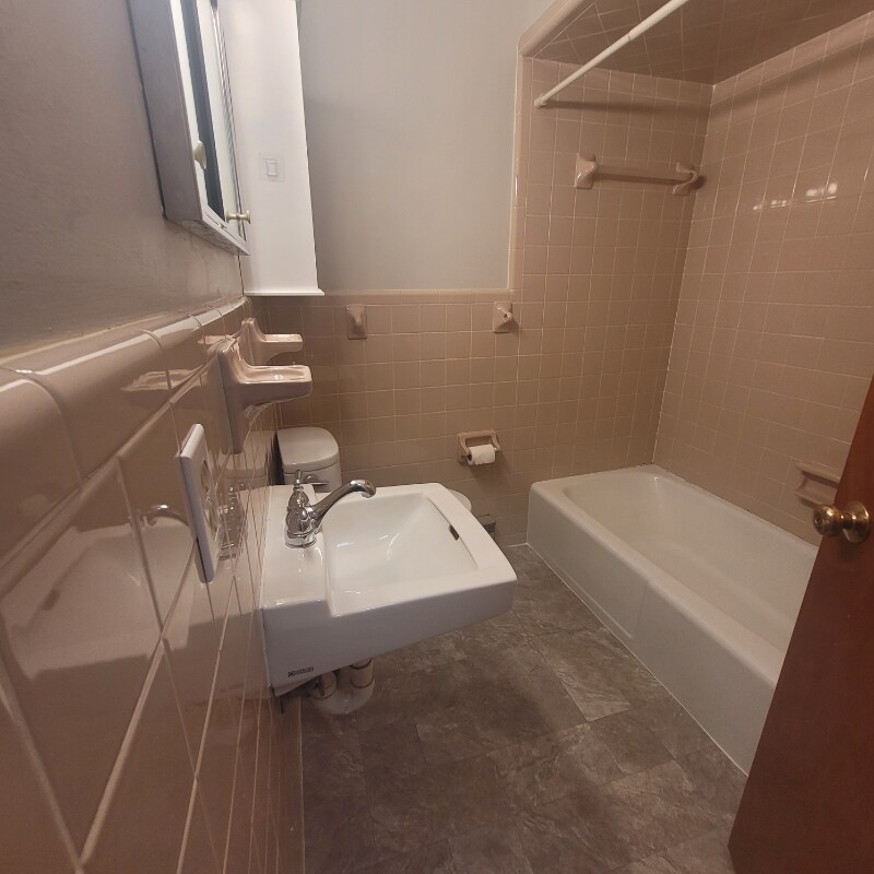 Building Photo - 1252 Gatewood Rd