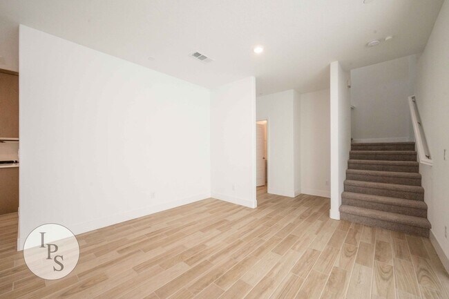 Building Photo - 2830 E Tamarind Dr