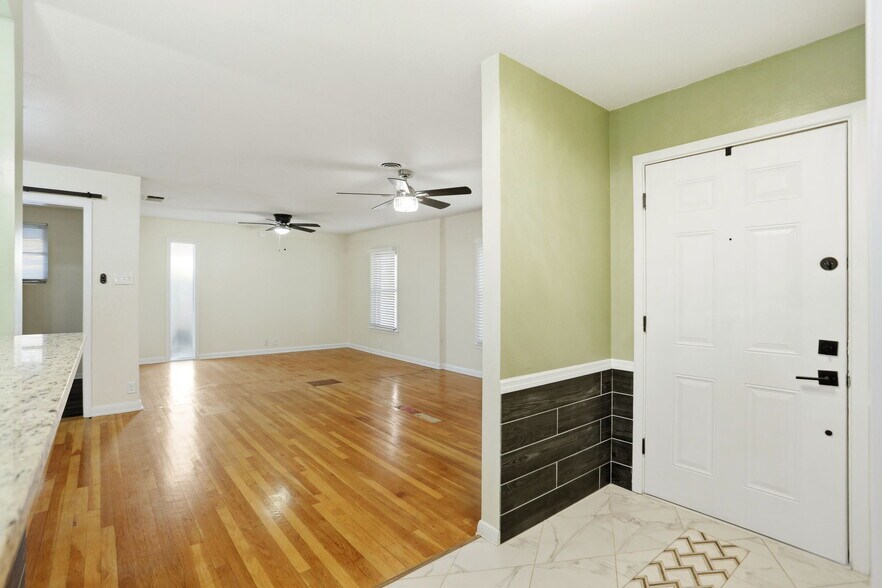 Building Photo - 518 Brightwood Pl