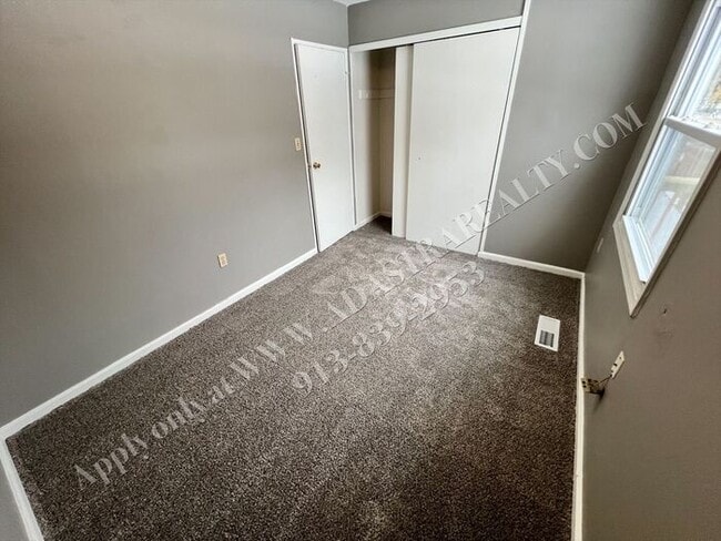 Building Photo - Nice 4 Bed 1.5 Bath Home in KCMO-Available NOW!!