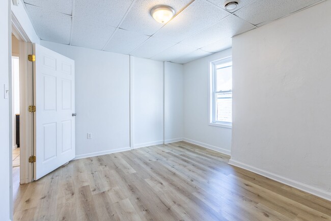 Building Photo - 742 E Warrington Ave