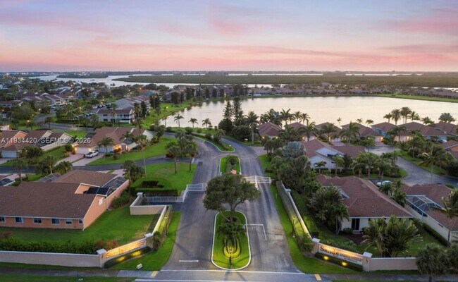 Building Photo - 3207 S Lakeview Cir