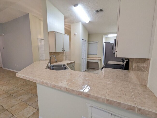 Building Photo - Must See!!!  Large 2 Bed 2 Bath with garag...