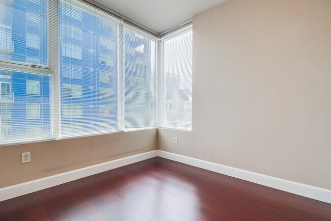Building Photo - Modern 2 bed / 2 bath Condo in Little Ital...