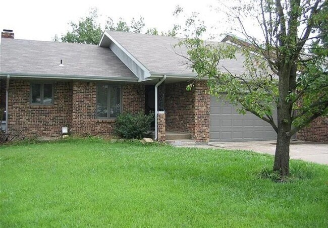Primary Photo - Pottery Barn-Style Home with Walkout Basem...