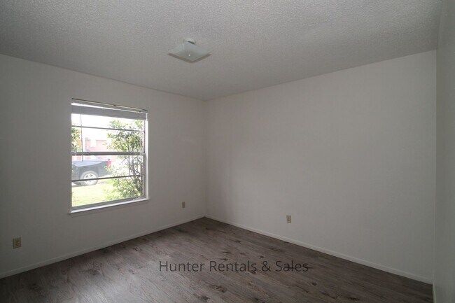 Building Photo - 1604 Cedarhill Dr