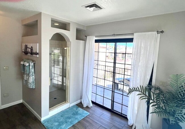 Building Photo - Golf Course Pool Home with 4 Bedrooms!