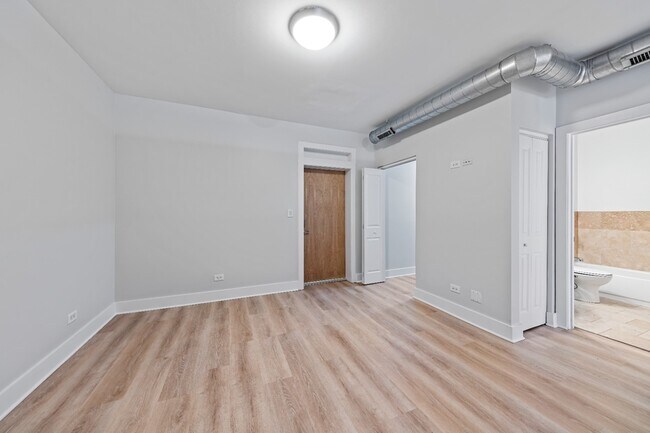 Building Photo - 1 Bedroom - Logan Square Available ASAP!