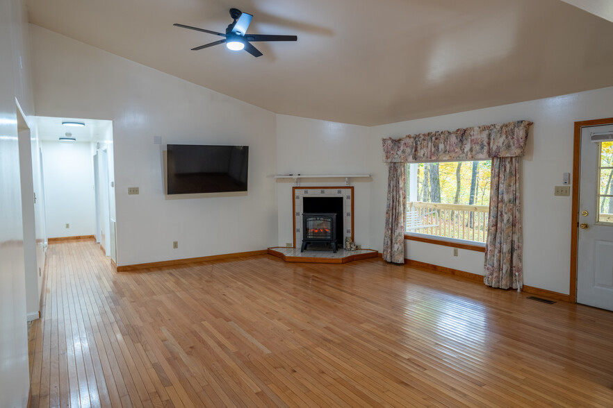 Living Room. TV and electric fireplace included - 1077 Keener Rd