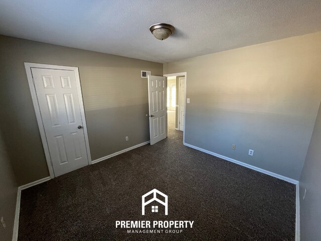 Building Photo - Spacious 3BR/1.5BA in Memphis - Open Kitchen, Dining Room & Private Backyard