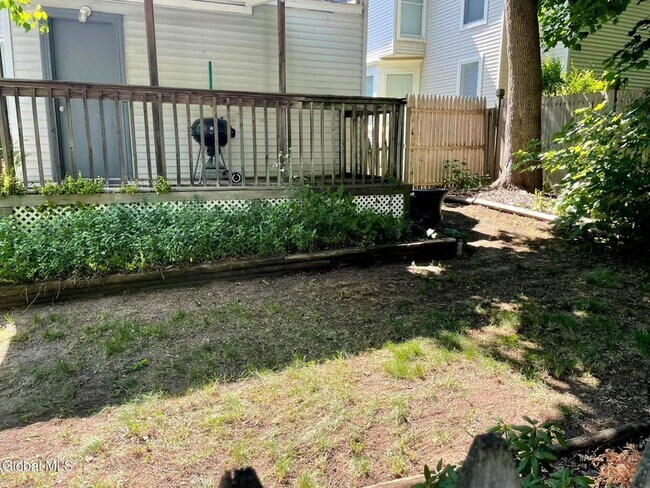 Building Photo - 200 Beekman St