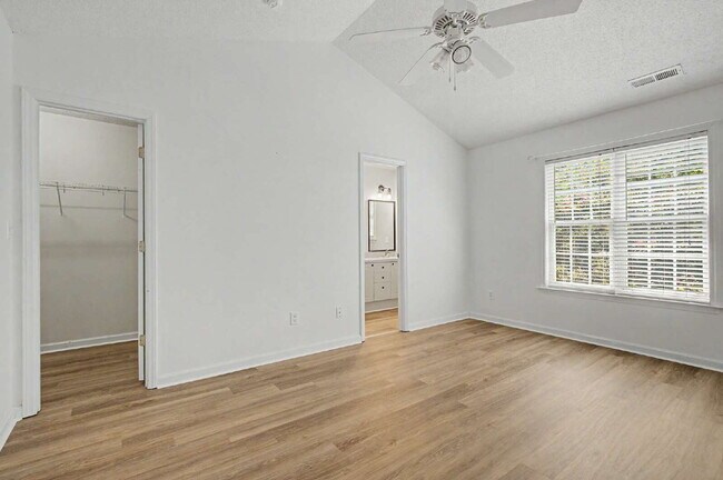 Building Photo - Townhome in Desirable Hedingham Community