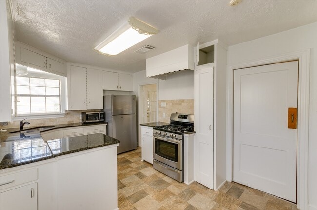 Building Photo - 236 W 31st St