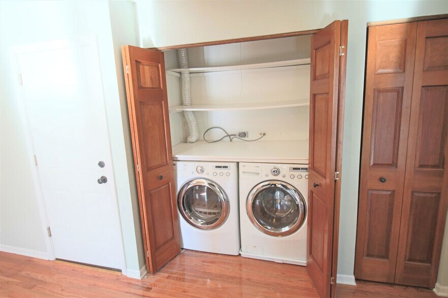 Building Photo - 2373 Crescent Ln S