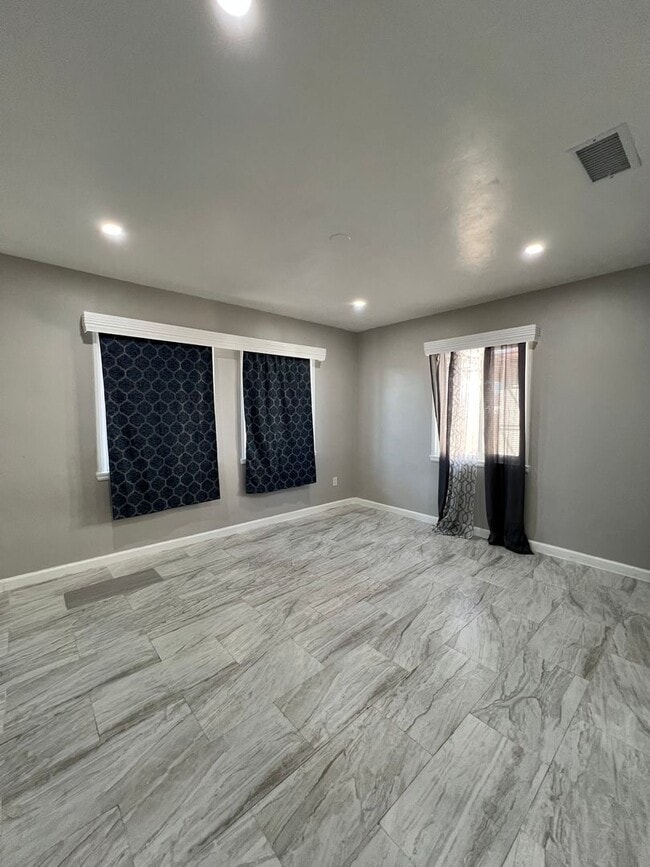 Building Photo - Beautiful 3 Bedroom 1 Bathroom House with Fenced and Landscaped Yard with All Utilities Included